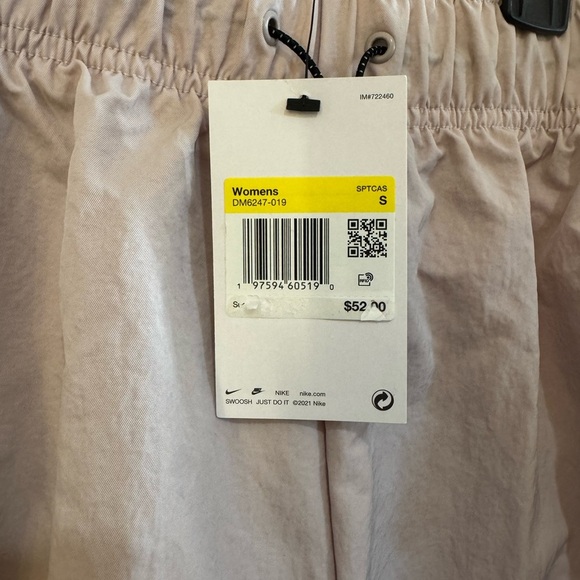 NWT! Women’s Nike loose fit high rise lined pocket shorts light pink Small - Picture 4 of 7